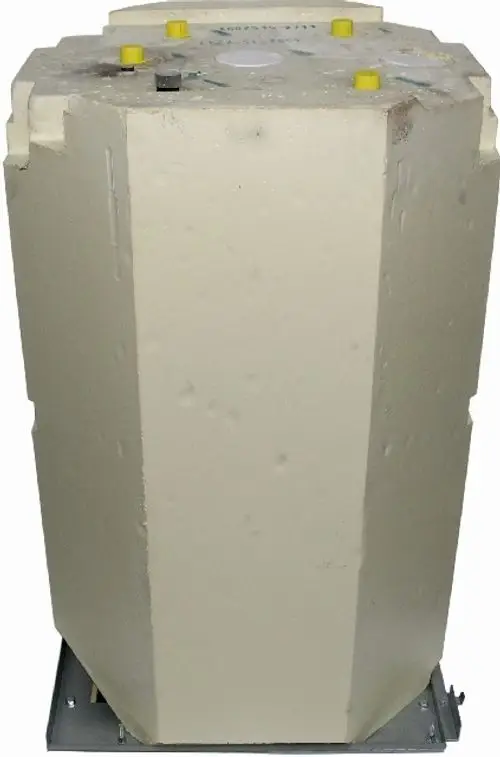 Warmwasser-Schichtenspeicher mit isolierter Oberfläche und mehreren Anschlüssen. Das Gerät hat eine robuste Bauform und ist auf einem stabilen Untergestell montiert. Marke: Wolf.